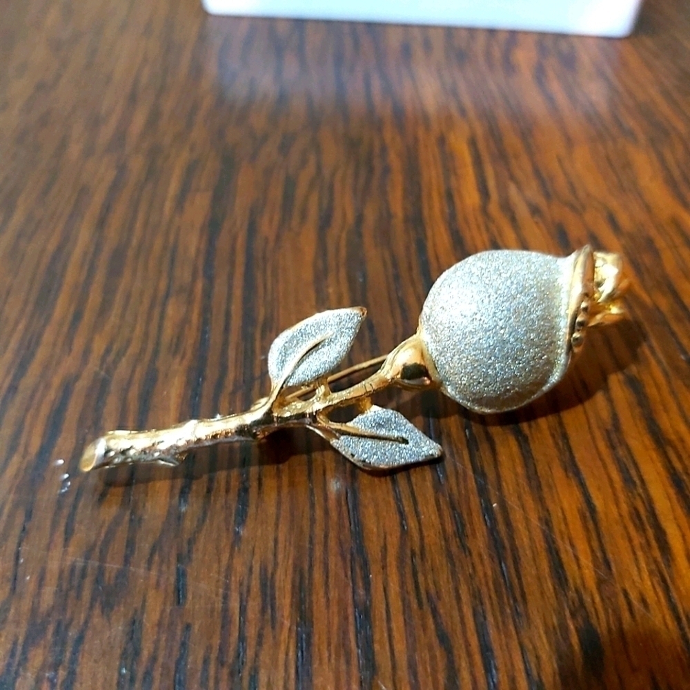 Beautiful vintage brooch!